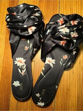ZARA Black Floral Knot Slide Sandals with Peach & White Blooms